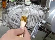 Cara Mudah Membersihkan Mesin Motor Agar Kinclong